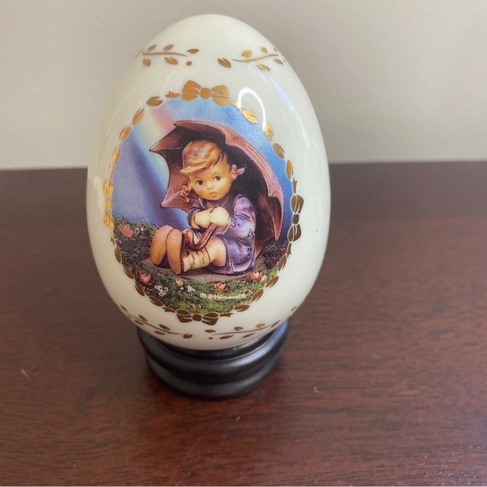 1993 Vintage MJ Hummel Danbury Mint Egg porcelain Collection “Umbrella Girl”